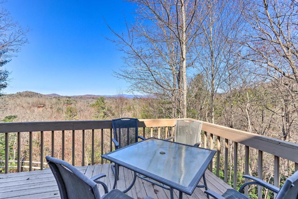 Family-Friendly Murphy Cabin with Deck and Fire Pit!